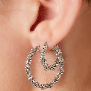 Orecchini a cerchio perle intrecciate multiple piccole argento h5 Immagine3